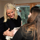 17 February: Crown Princess Mette-Marit meets mothers and children at Aglo Family Centre (Photo: Ned Alley / Scanpix)